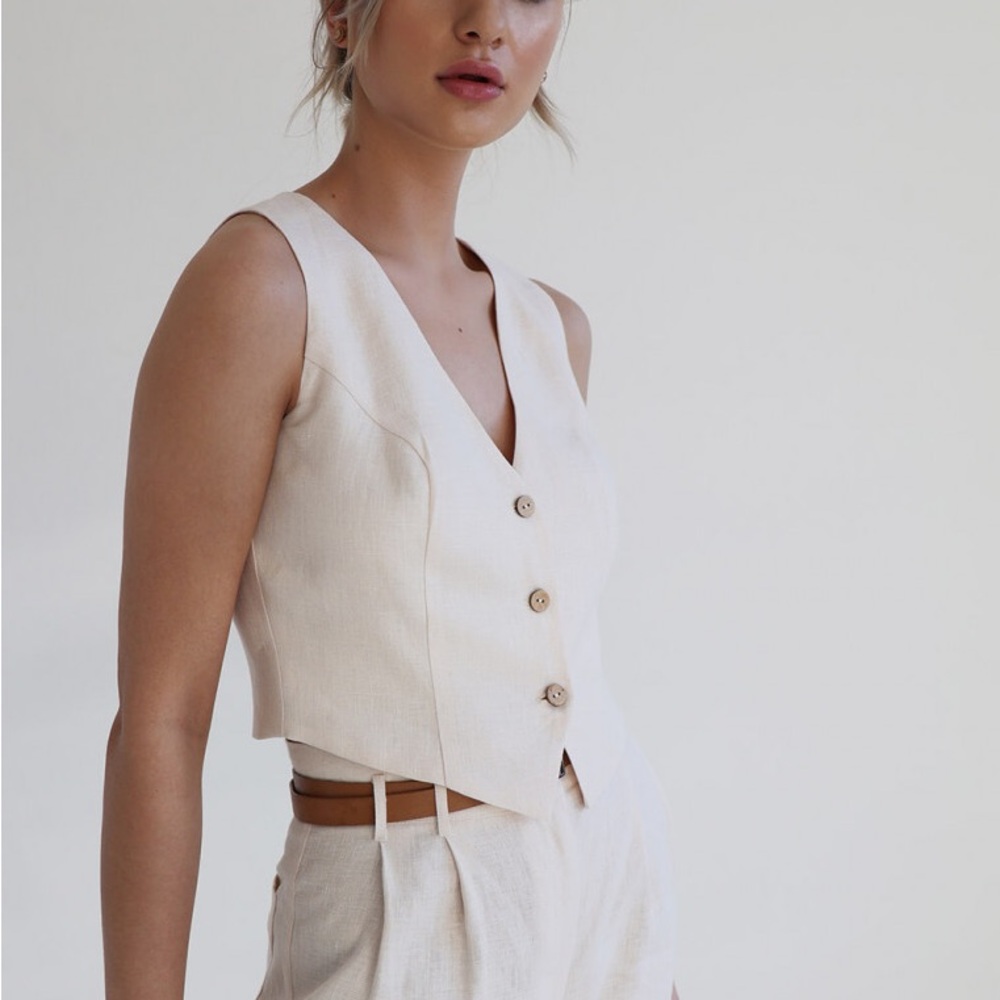 LINEN VEST KELSEY Cream Sleeveless Vest with V-Neckline